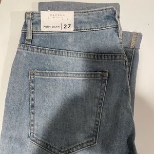 Adorable light wash Pacsun Mom Jeans!